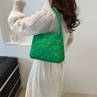 Women's Medium Canvas Heart Shape Solid Color Streetwear Magnetic Buckle Tote Bag main image 4
