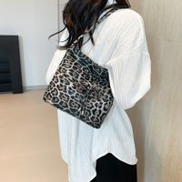 Women's Pu Leather Leopard Punk Sewing Thread Magnetic Buckle Handbag sku image 1
