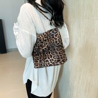Women's Pu Leather Leopard Punk Sewing Thread Magnetic Buckle Handbag main image 4