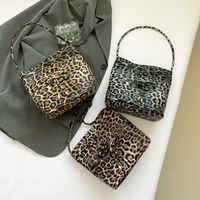 Women's Pu Leather Leopard Punk Sewing Thread Magnetic Buckle Handbag main image 1