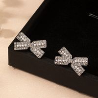 1 Paar Einfacher Stil Klassischer Stil Pendeln Bogenknoten Inlay Kunststoff Zinklegierung Künstliche Perlen Strasssteine Ohrstecker sku image 2