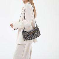 Women's Pu Leather Leopard Classic Style Sewing Thread Dumpling Shape Zipper Crossbody Bag sku image 1