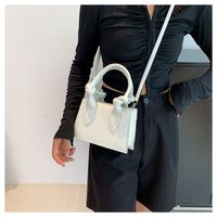 Women's Medium Pu Leather Solid Color Vintage Style Classic Style Zipper Crossbody Bag main image 4