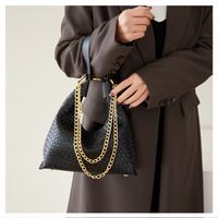 Women's Medium Pu Leather Solid Color Vintage Style Classic Style Pillow Shape Zipper Underarm Bag main image 4