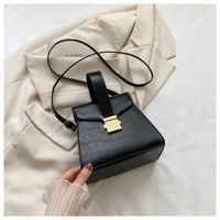 Women's Medium Pu Leather Solid Color Classic Style Flip Cover Crossbody Bag main image 4