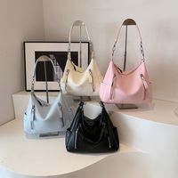 Women's Medium Pu Leather Solid Color Basic Classic Style Sewing Thread Zipper Underarm Bag main image video