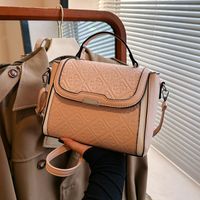 Women's Small Pu Leather Solid Color Lingge Vintage Style Classic Style Magnetic Buckle Crossbody Bag sku image 3