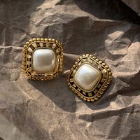 1 Pair Elegant Modern Style Square Laser Inlay Copper Brass Pearl Gold Plated Ear Studs main image 5
