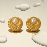 1 Piece Beach Simple Style Round Flower Inlay 304 Stainless Steel Artificial Pearls Zircon 18K Gold Plated Ear Studs main image 3