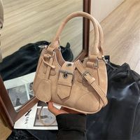 Women's Medium Pu Leather Solid Color Streetwear Sewing Thread Pillow Shape Zipper Underarm Bag main image 3