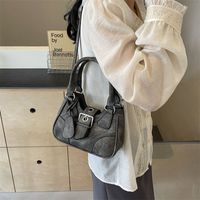 Women's Medium Pu Leather Solid Color Streetwear Sewing Thread Pillow Shape Zipper Underarm Bag main image 5