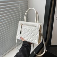 Women's Medium Pu Leather Solid Color Lingge Vintage Style Classic Style Zipper Crossbody Bag main image 5