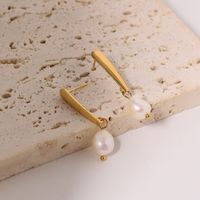 1 Paire Style Simple Style Classique Couleur Unie Placage Incruster Acier Au Titane Perle Plaqué Or 18K Boucles D'oreilles main image 3