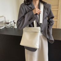 Women's Medium Pu Leather Solid Color Basic Classic Style Magnetic Buckle Tote Bag main image 4