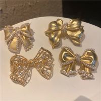 Sweet Simple Style Bow Knot Metal Hollow Out Inlay Pearl Women's Brooches main image 1