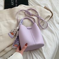 Frau Mittel Pu-Leder Einfarbig Vintage-Stil Klassischer Stil Eimer Schnalle Eimertasche sku image 2