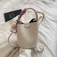 Frau Mittel Pu-Leder Einfarbig Vintage-Stil Klassischer Stil Eimer Schnalle Eimertasche sku image 6