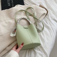 Frau Mittel Pu-Leder Einfarbig Vintage-Stil Klassischer Stil Eimer Schnalle Eimertasche sku image 4