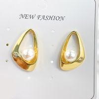 1 Pair Simple Style Shiny Triangle Hollow Out Inlay Copper Artificial Pearls Zircon 18K Gold Plated Ear Studs main image 3
