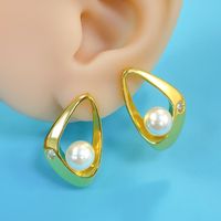 1 Pair Simple Style Shiny Triangle Hollow Out Inlay Copper Artificial Pearls Zircon 18K Gold Plated Ear Studs main image 4
