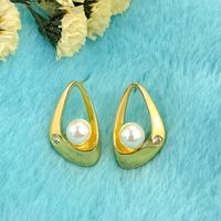 1 Pair Simple Style Shiny Triangle Hollow Out Inlay Copper Artificial Pearls Zircon 18K Gold Plated Ear Studs main image 9