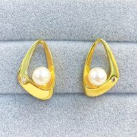 1 Pair Simple Style Shiny Triangle Hollow Out Inlay Copper Artificial Pearls Zircon 18K Gold Plated Ear Studs main image 10