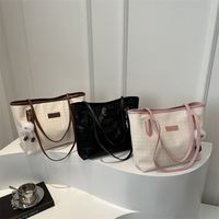 Women's Large Pu Leather Solid Color Basic Classic Style Square Zipper Tote Bag main image video