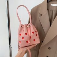 Femmes Moyen Faux Cuir Bande Forme De Cœur Style Vintage Style Classique Seau Chaîne De Caractères Sac Seau main image 1