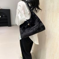 Women's Medium Cloth Solid Color Elegant Classic Style Sewing Thread Pillow Shape Zipper Shoulder Bag main image 5