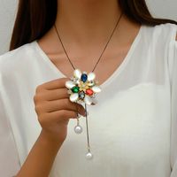 Großhandel Schmuck Süss Glänzend Blume Legierung Strasssteine Perle Überzug Inlay Pulloverkette Lange Halskette main image 3