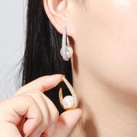 1 Par Elegante Señora Estilo Clásico Geométrico Enchapado Embutido Latón Perla De Imitación Circón Chapado En Oro Pendientes De Gota main image 9