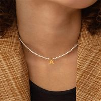 Großhandel Schmuck Elegant Einfacher Stil Brief Künstliche Perle Legierung Kupfer Perlen Halskette Mit Anhänger main image 1