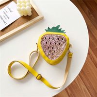 Kid'S Mini Pu Leather Strawberry Cute Triangle Zipper Crossbody Bag sku image 1