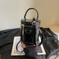 Women's Pu Leather Solid Color Classic Style Sewing Thread Zipper Bucket Bag main image 4