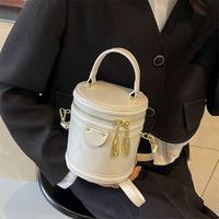 Women's Pu Leather Solid Color Classic Style Sewing Thread Zipper Bucket Bag sku image 2