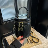 Women's Pu Leather Solid Color Classic Style Sewing Thread Zipper Bucket Bag main image 9