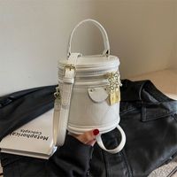 Women's Pu Leather Solid Color Classic Style Sewing Thread Zipper Bucket Bag main image 3