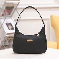 Women's Medium All Seasons Pu Leather Solid Color Elegant Classic Style Dumpling Shape Zipper Shoulder Bag Handbag sku image 2