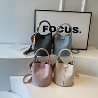 Women's Pu Leather Solid Color Basic Sewing Thread Magnetic Buckle Bucket Bag main image video