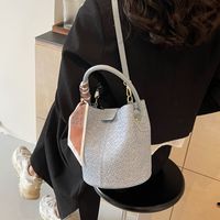Women's Pu Leather Solid Color Basic Sewing Thread Magnetic Buckle Bucket Bag main image 4