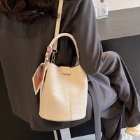 Women's Pu Leather Solid Color Basic Sewing Thread Magnetic Buckle Bucket Bag main image 5