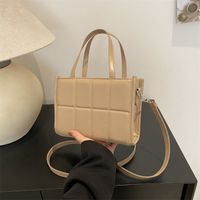 Women's Pu Leather Solid Color Classic Style Square Zipper Handbag main image 3