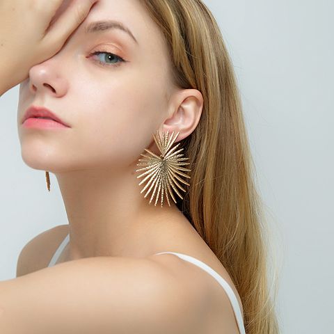 Mode Neue Übertriebene Legierung Goldene Ohrringe Großhandel