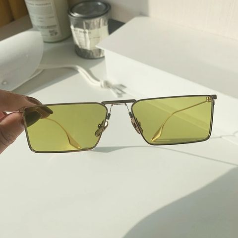 Hellgrüne Sonnenbrille Mit Metallrahmen