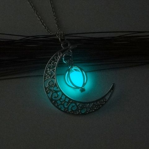 European And American Luminous Simplicity Accessories A Variety Of Popular Fashion All-match Luminous Hollow Necklace For Women Halloween Ornaments