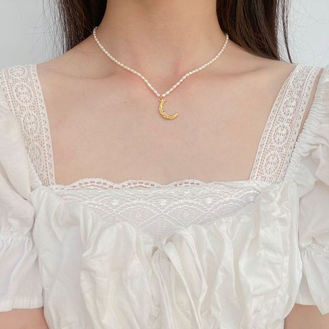 Retro Barocke Süßwasser Perlen Schlüsselbein Kette Titan Stahl Halbmond Halskette