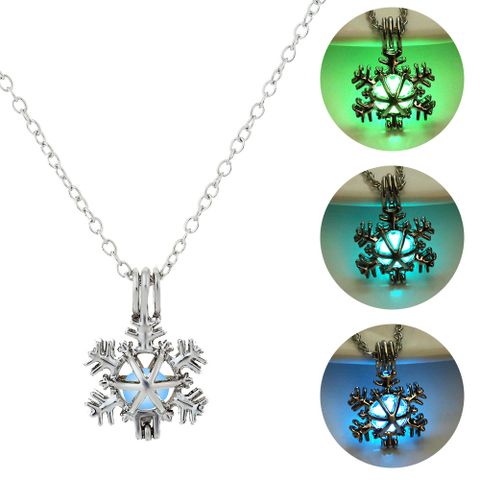 Wholesale Jewelry Luminous Hollow Snowflake Pendant Necklace Nihaojewelry