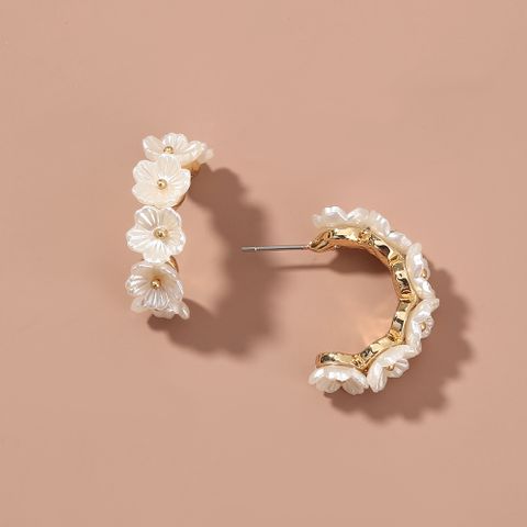 Wholesale Retro Pearl Petal C-shape Earrings Nihaojewelry