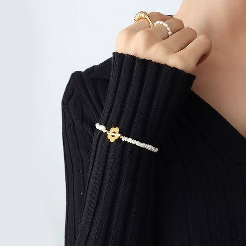 Mode Licht Luxus Süßwasser Perlen Blume Ot Schnalle Titan Stahl Plattiert 18k Gold Armband