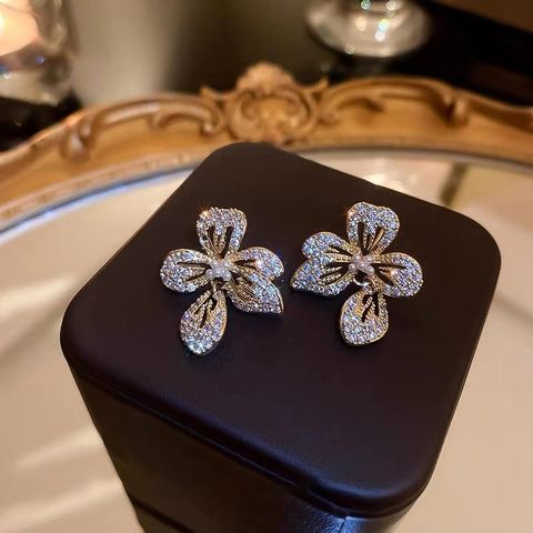 Feenhafter Stil Blume Legierung Diamant Künstliche Perlen Frau Ohrstecker 1 Paar